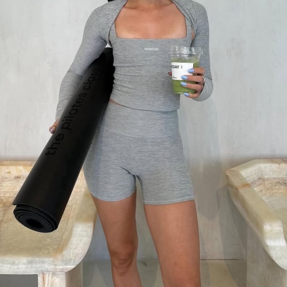 Monday Body Elysian shorts 4.5” heather Grey M